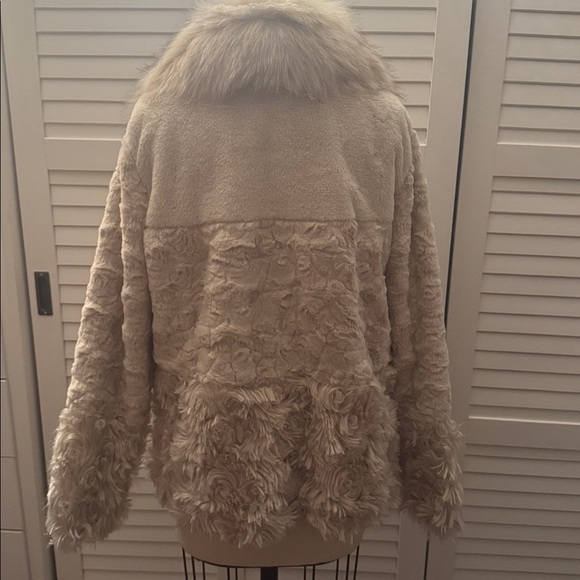 Ivory faux fur jacket by Carre Noir Size Medium - Picture 4 of 6